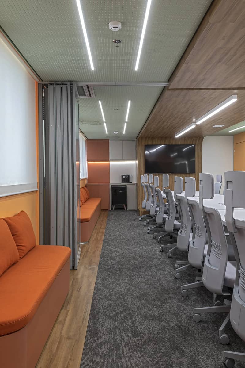 Sala reuniões 123 Milhas — projeto de arquitetura de alto padrão por Natália Brasil