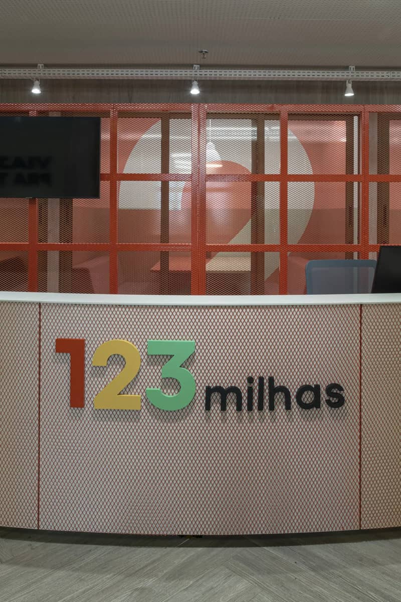 Projeto Corporativo Atendimento 123 — projeto de arquitetura de alto padrão por Natália Brasil