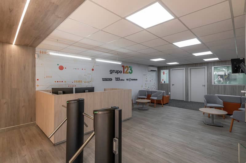 Projeto Corporativo TI 123 Milhas — projeto de arquitetura de alto padrão por Natália Brasil