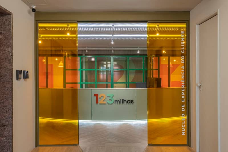 Projeto Corporativo 123 Milhas — projeto de arquitetura de alto padrão por Natália Brasil